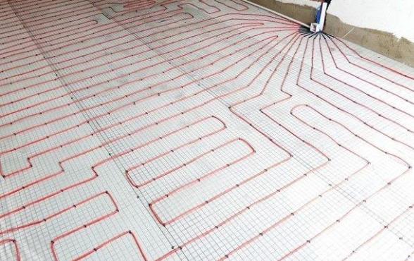 對于水地暖和電地暖相比哪個更好？還是得看健康安全性吧？