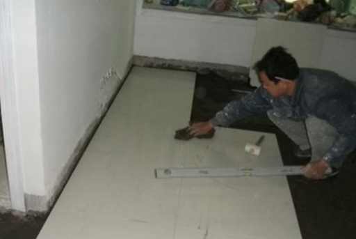 地暖上面鋪什么好？是選擇地板呢？還是瓷磚呢？