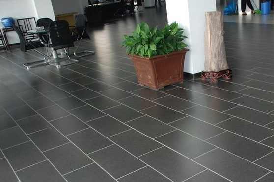 地暖上面鋪什么好？是選擇地板呢？還是瓷磚呢？